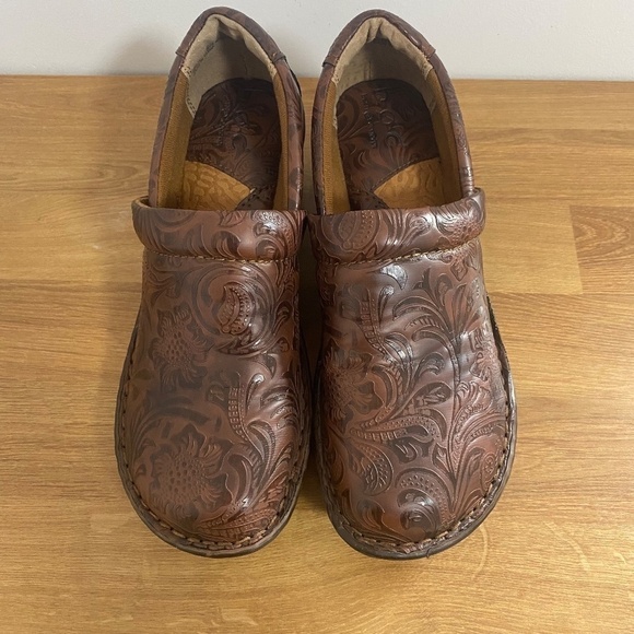 EUC BOC tooled floral pattern brown Peggy slip on clogs size 7M - Picture 3 of 13